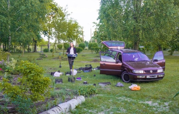 Брестчанин превратил VW Passat (B4) в «кветкамобиль» Брестчанин превратил VW Passat (B4) в «кветкамобиль»