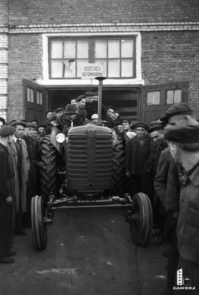 70 лет назад с конвейера сошел первый белорусский трактор 70 лет назад с конвейера сошел первый белорусский трактор