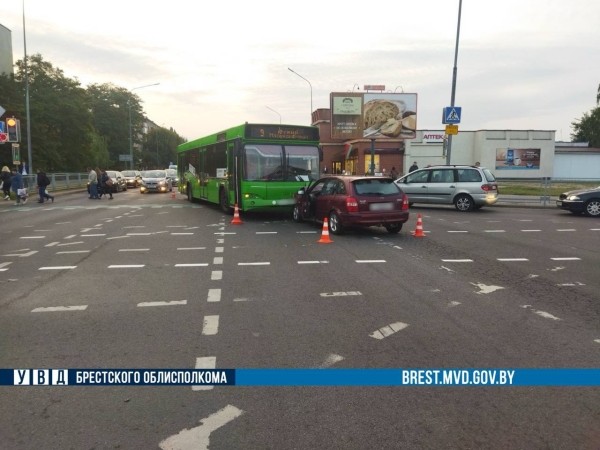 Автобус и легковушка столкнулись на перекрестке в Бресте. Кто виноват? Автобус и легковушка столкнулись на перекрестке в Бресте. Кто виноват?