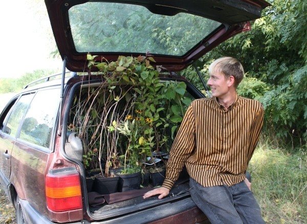 Брестчанин превратил VW Passat (B4) в «кветкамобиль» Брестчанин превратил VW Passat (B4) в «кветкамобиль»