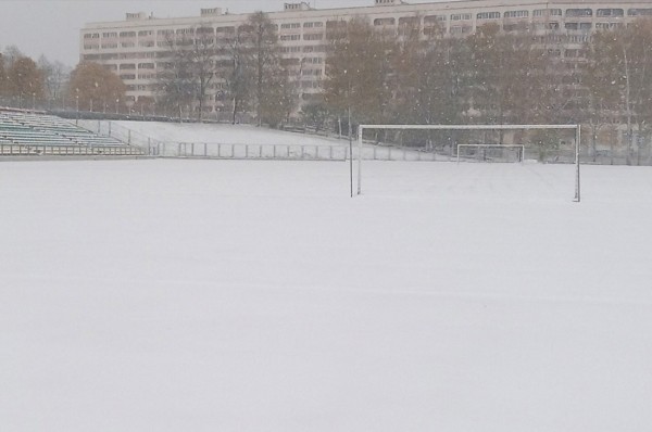 Стадион в Новополоцке перед матчем засыпало снегом — расчистить помогли болельщики Стадион в Новополоцке перед матчем засыпало снегом — расчистить помогли болельщики