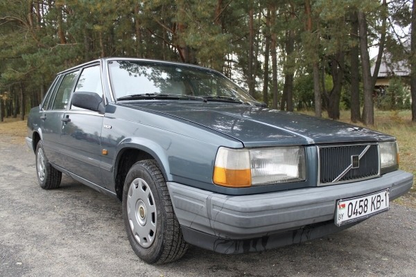 Настоящий «шведский чемодан»! На брестских улицах до сих пор ездит на неубиваемом Volvo 740 GL