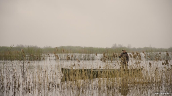 «Считалось, если есть лодка, ты хозяин». Мужчина из Брестской области 30 лет занимается необычным делом