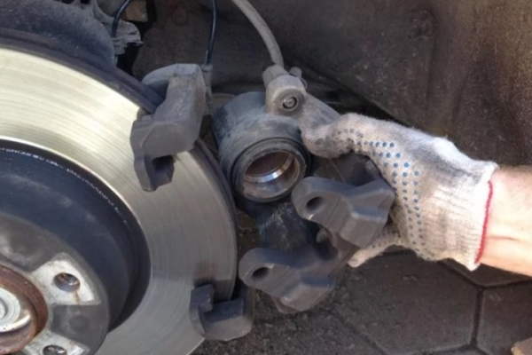 Последствия ремонта: водитель не попал в ДТП лишь благодаря опыту вождения