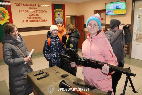 Учащиеся брестской гимназии №1 посетили пограничную заставу «Брест» Учащиеся брестской гимназии №1 посетили пограничную заставу «Брест»